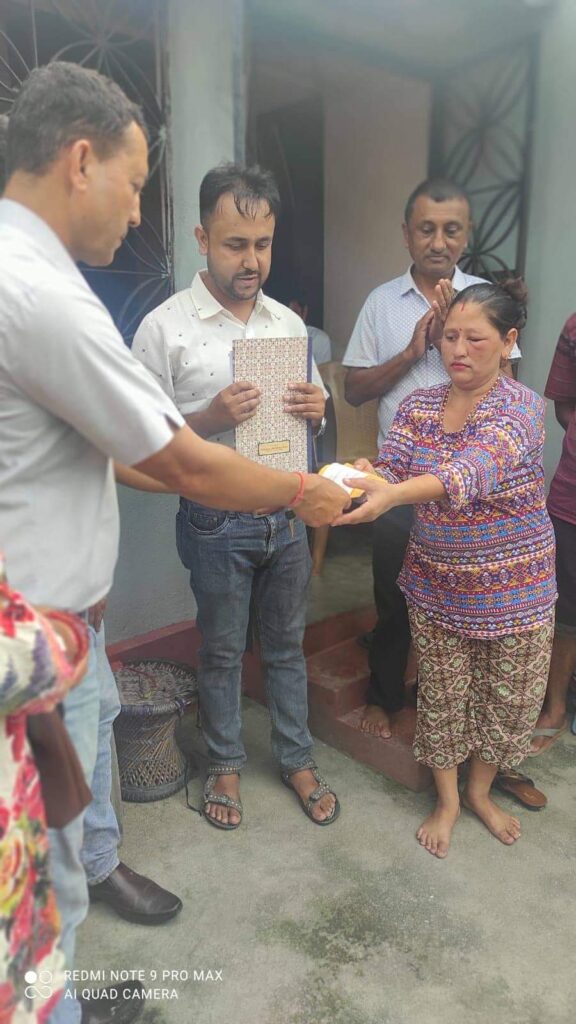 “सहयोगी मनहरु नेपाल”ले गर्यो आर्थिक सहयोग  हस्तान्तरण