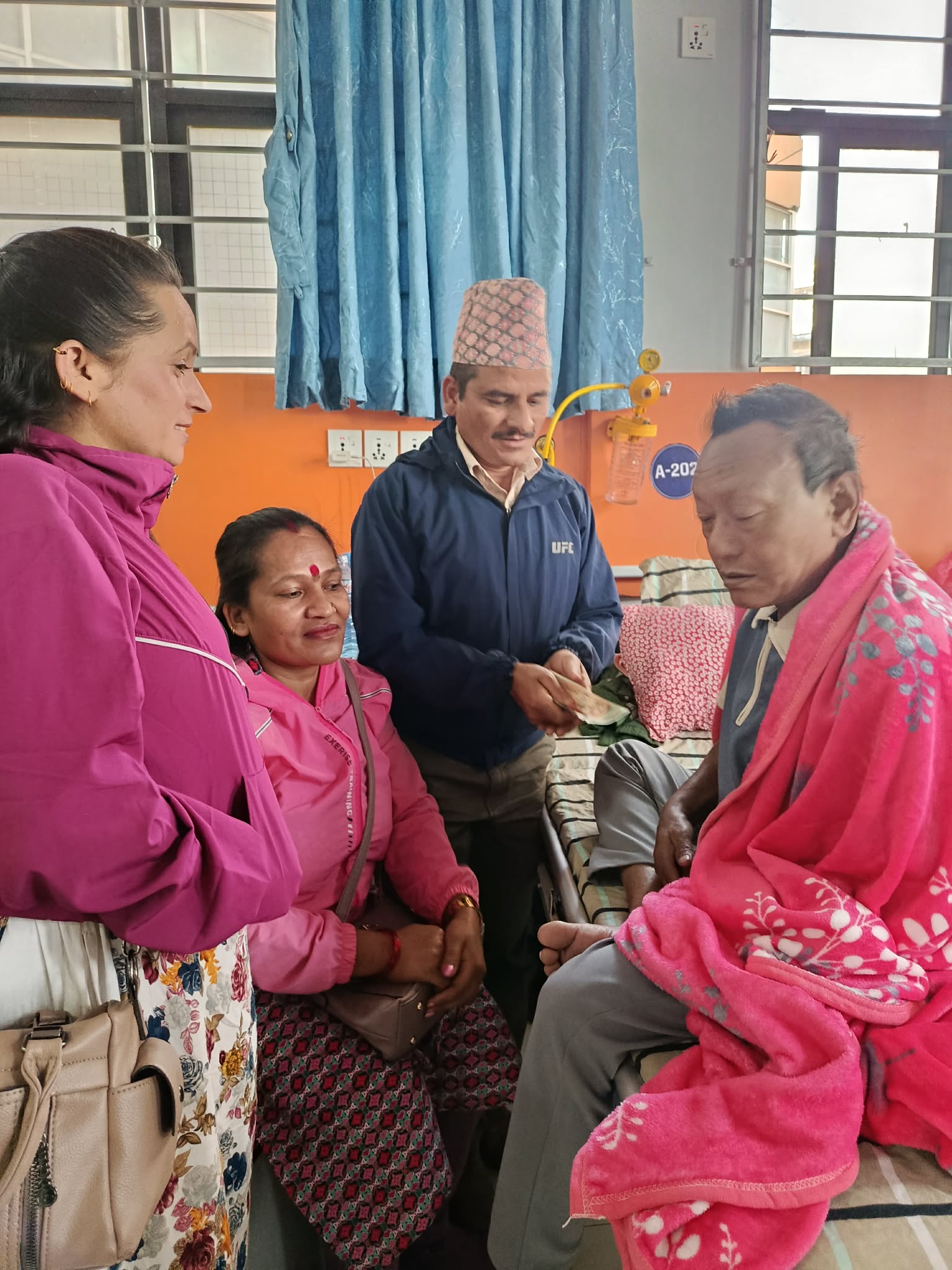 वरिष्ठ गायक रेशम थापालाई मेचीकाली समूहको तर्फबाट रकम हस्तान्तरण